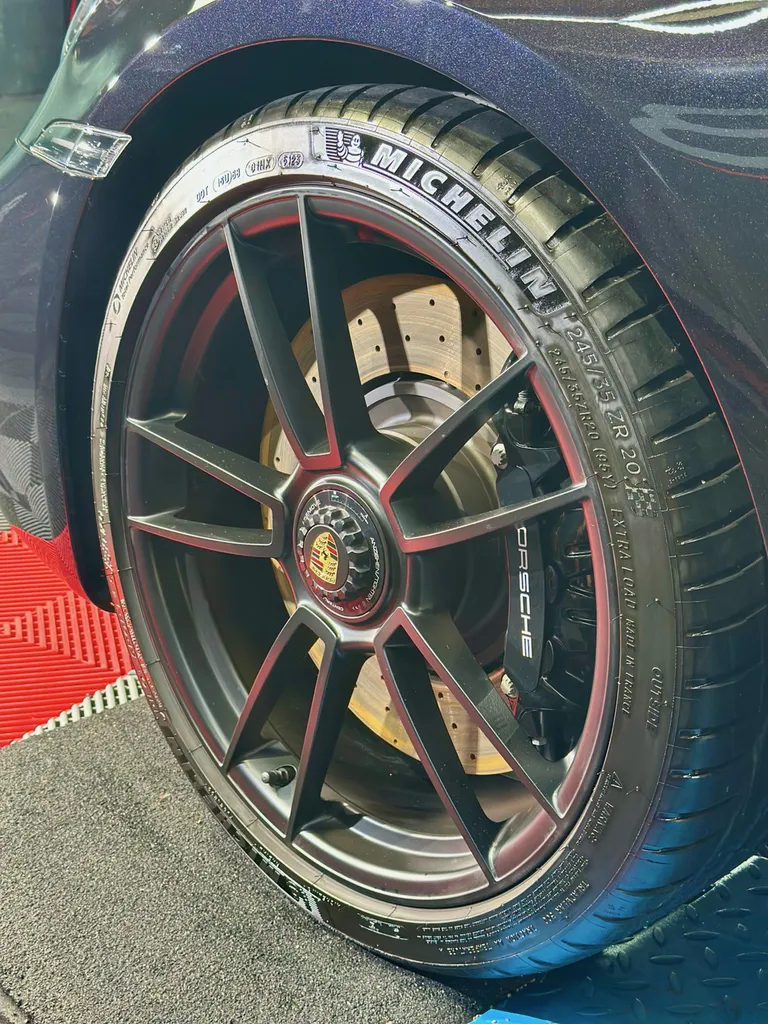 protection carrosserie polissage traitement céramique DETAILING Vaugneray socialiste Porsche 992 GTS Cabriolet