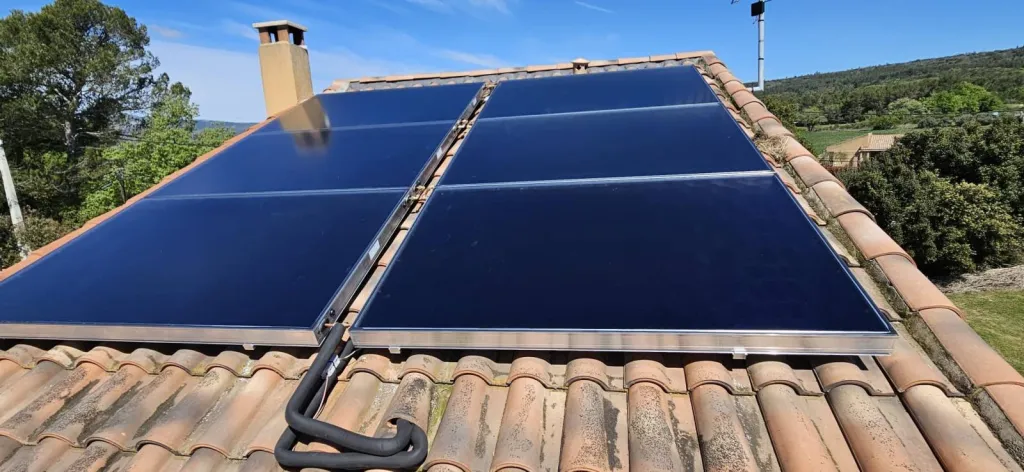 Pose de capteur thermiques Helio France sur toiture de maison à Pourrières dans le Var