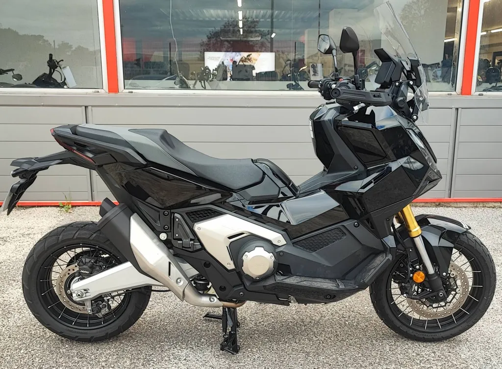 HONDA X-ADV 750 DU 07/2025 AVEC 140 KM.