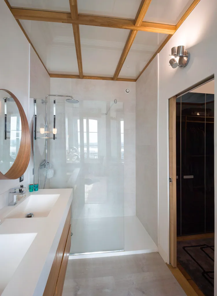 Salle d’eau lumineuse & verrière géométrique/ Salle d’eau parentale réimaginée par AKIKO ARCHITECTURE sur les quais des Chartrons : transparence, géométrie et pierre blonde pour une rénovation apaisée tournée vers la lumière bordelaise