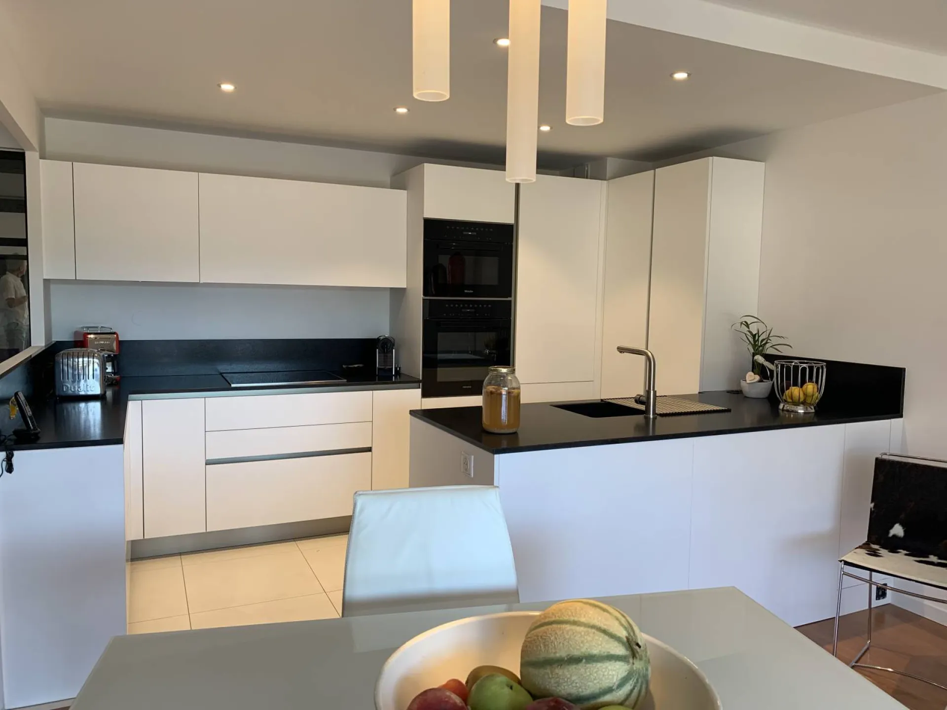 Exemple de cuisine moderne de fabrication italienne avec îlot central à Bandol dans le 83