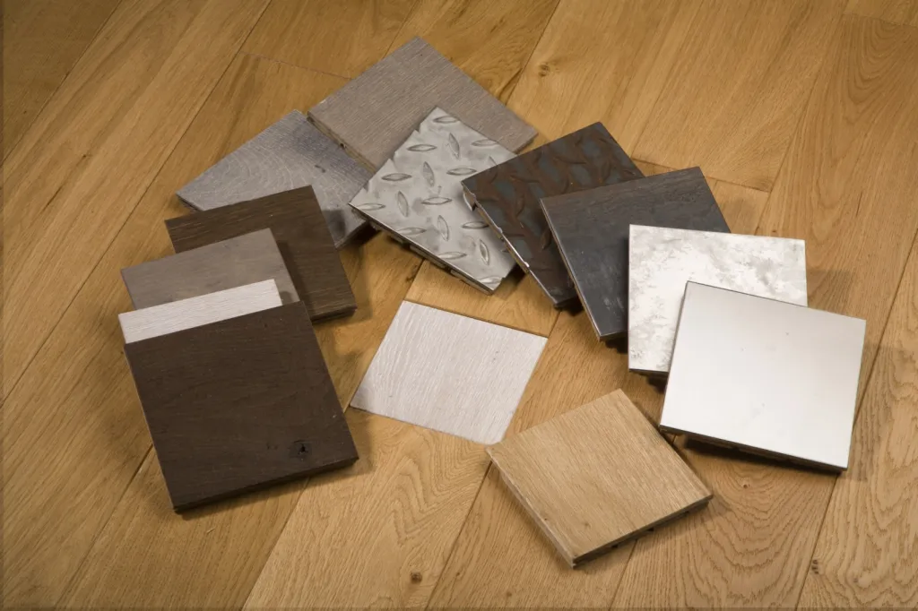 parquet avec cabochons métal ou bois