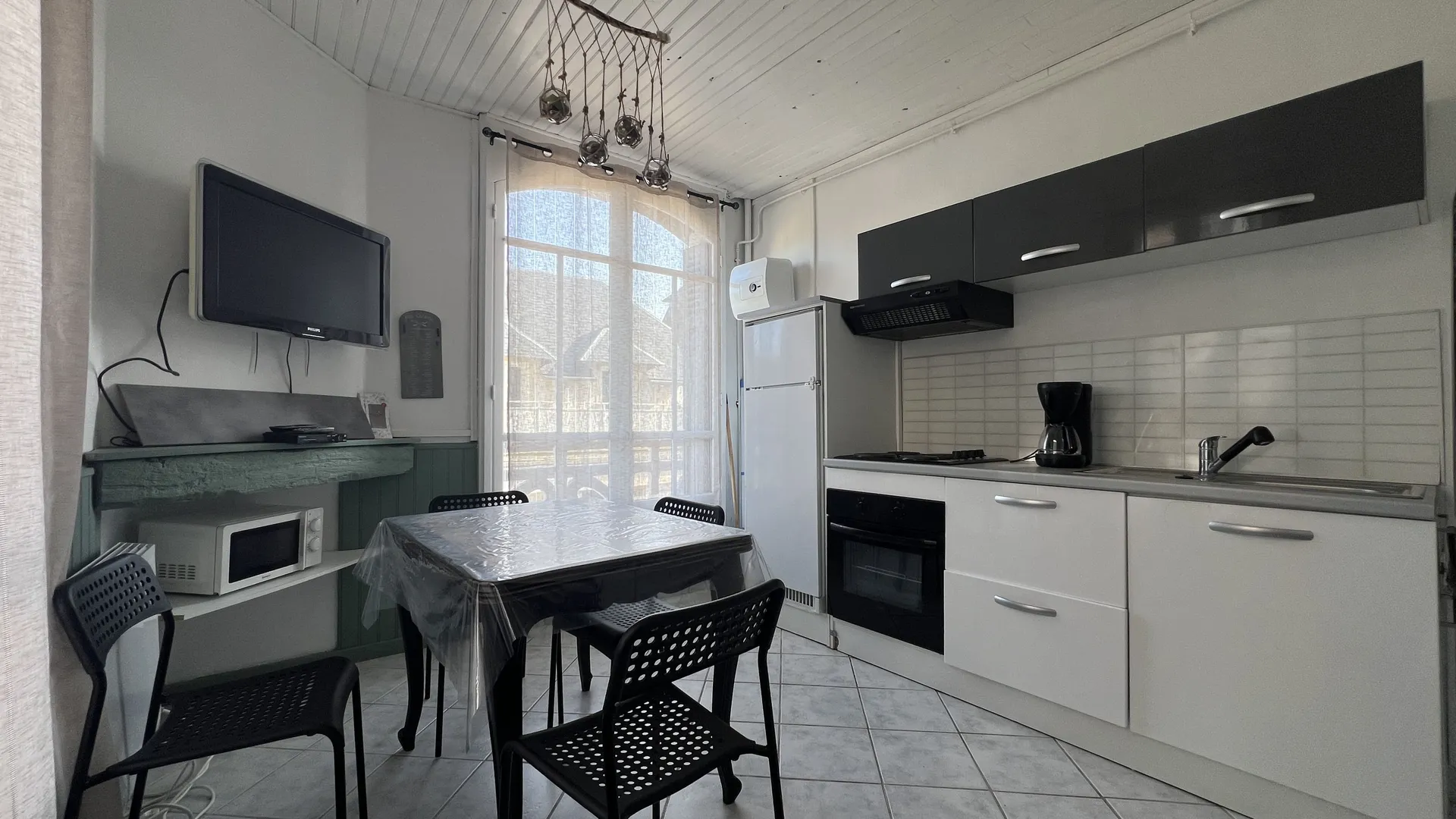 Ensemble immobilier avec 2 appartements 22m² et 13,5m² à rénover, idéal location saisonnière, à deux pas de la plage à Mesnil-Val 76910.