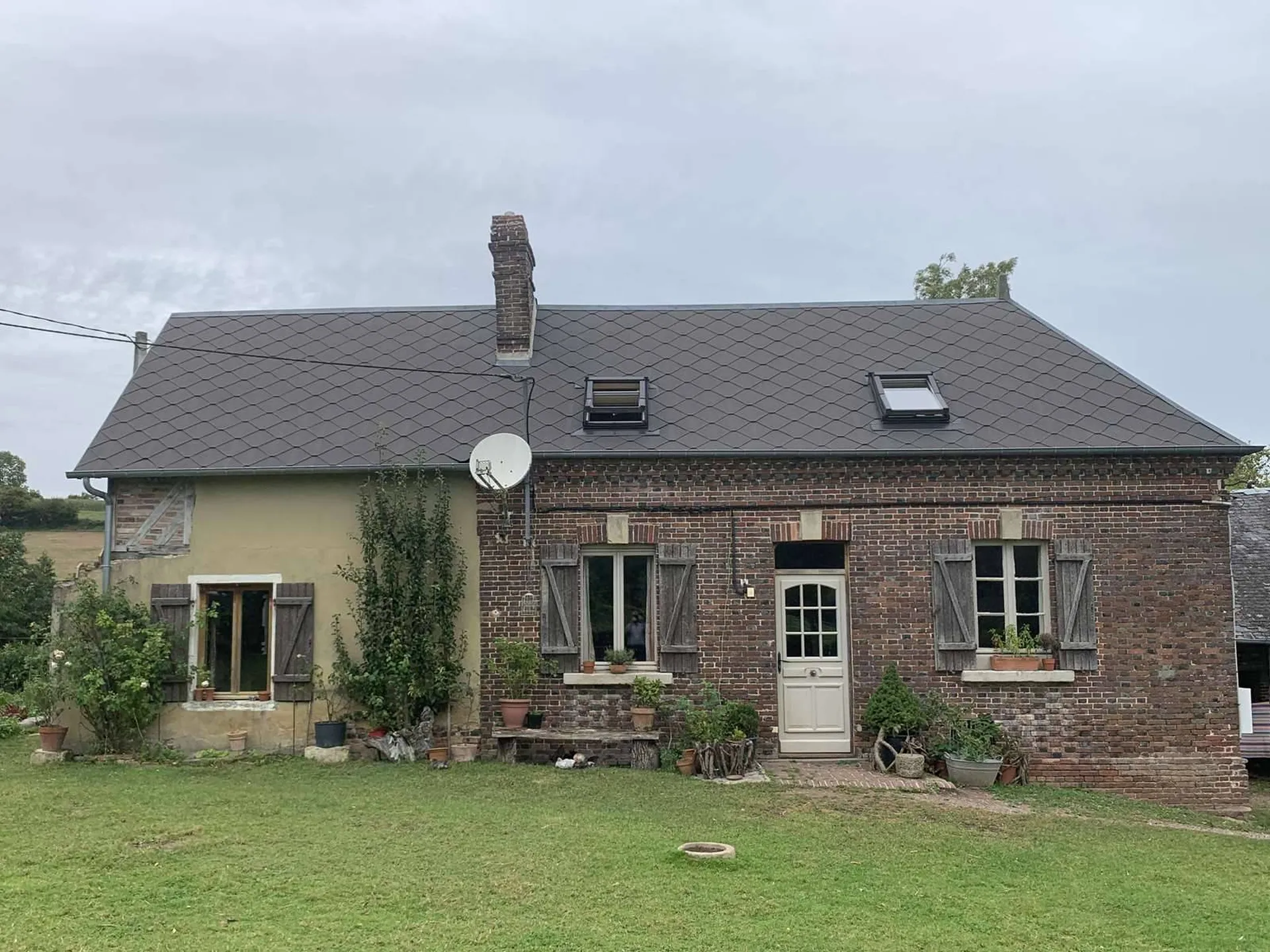 A acquérir Région VIMOUTIERS 61120, domaine de plus de 5 hectares avec demeures et dépendances agricoles.