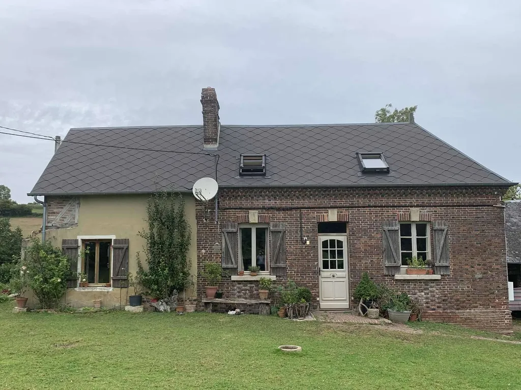 A acquérir Région VIMOUTIERS 61120, domaine de plus de 5 hectares avec demeures et dépendances agricoles.