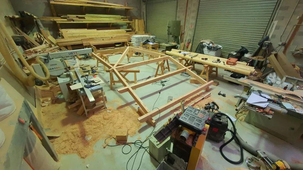 Pool house bois avec couverture paille de bambou HYERES VAR 83