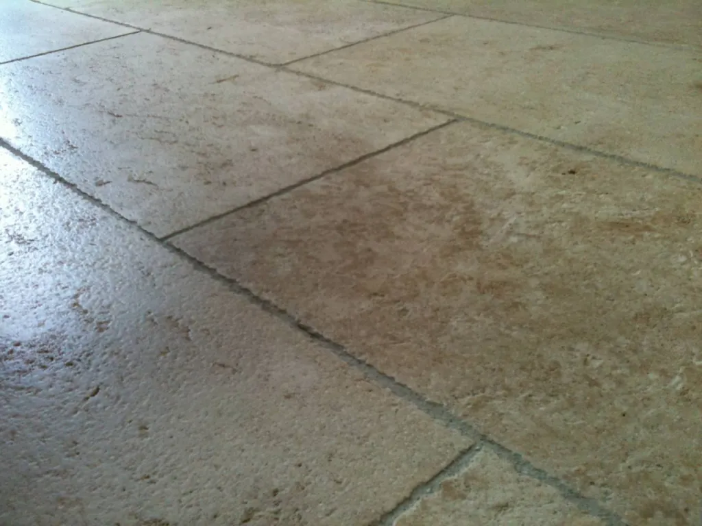 Dallage en pierre naturelle pour sol intérieur, terrasse et plage de piscine en extérieur. Quelle pierre choisir au 36 rue de Bourgogne à Paris ?