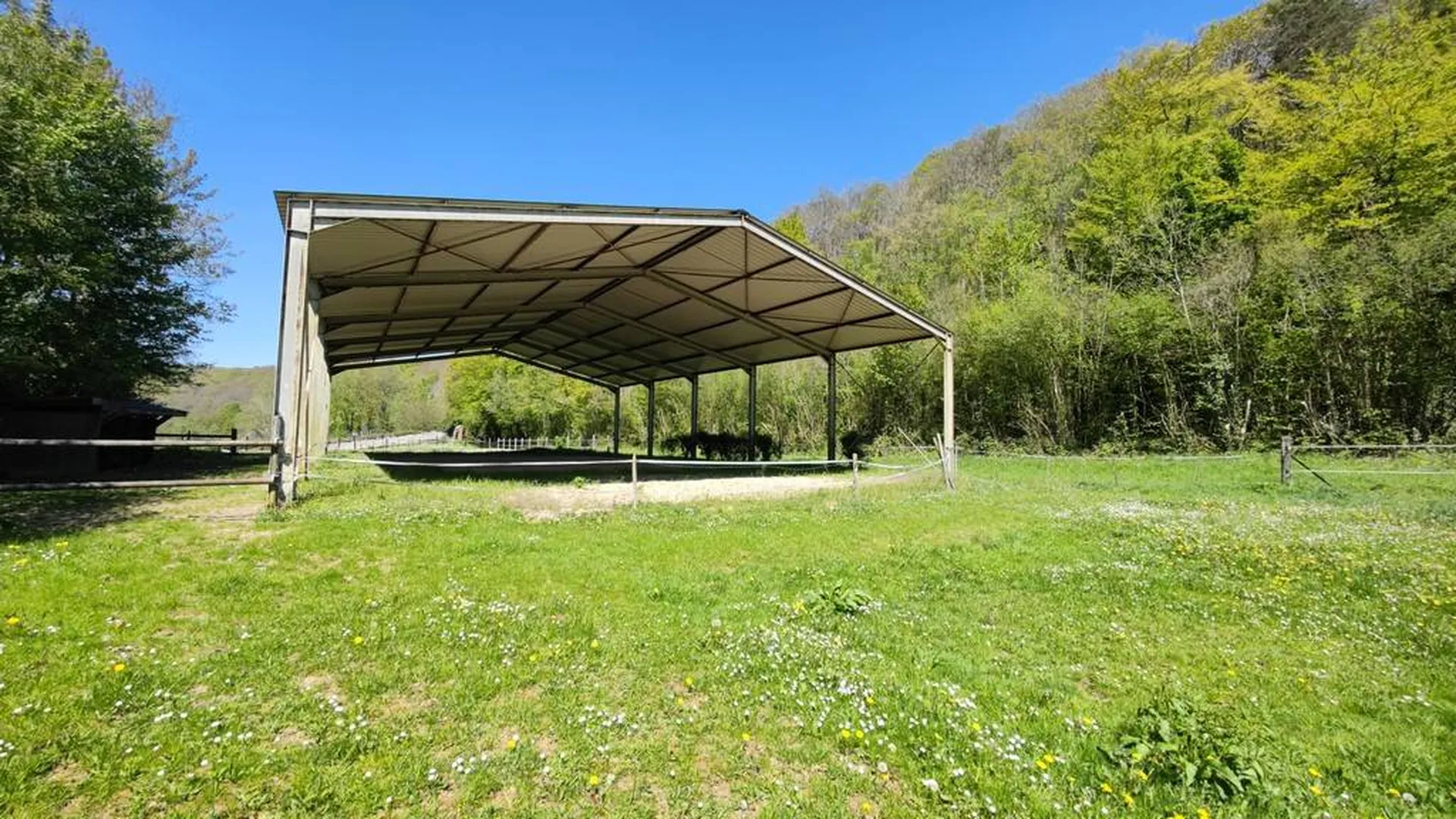 Charmant petit Haras sur 2.2 ha avec boxs, paddocks, manège, carrière et pâtures proche de la mer de Fecamp (76)