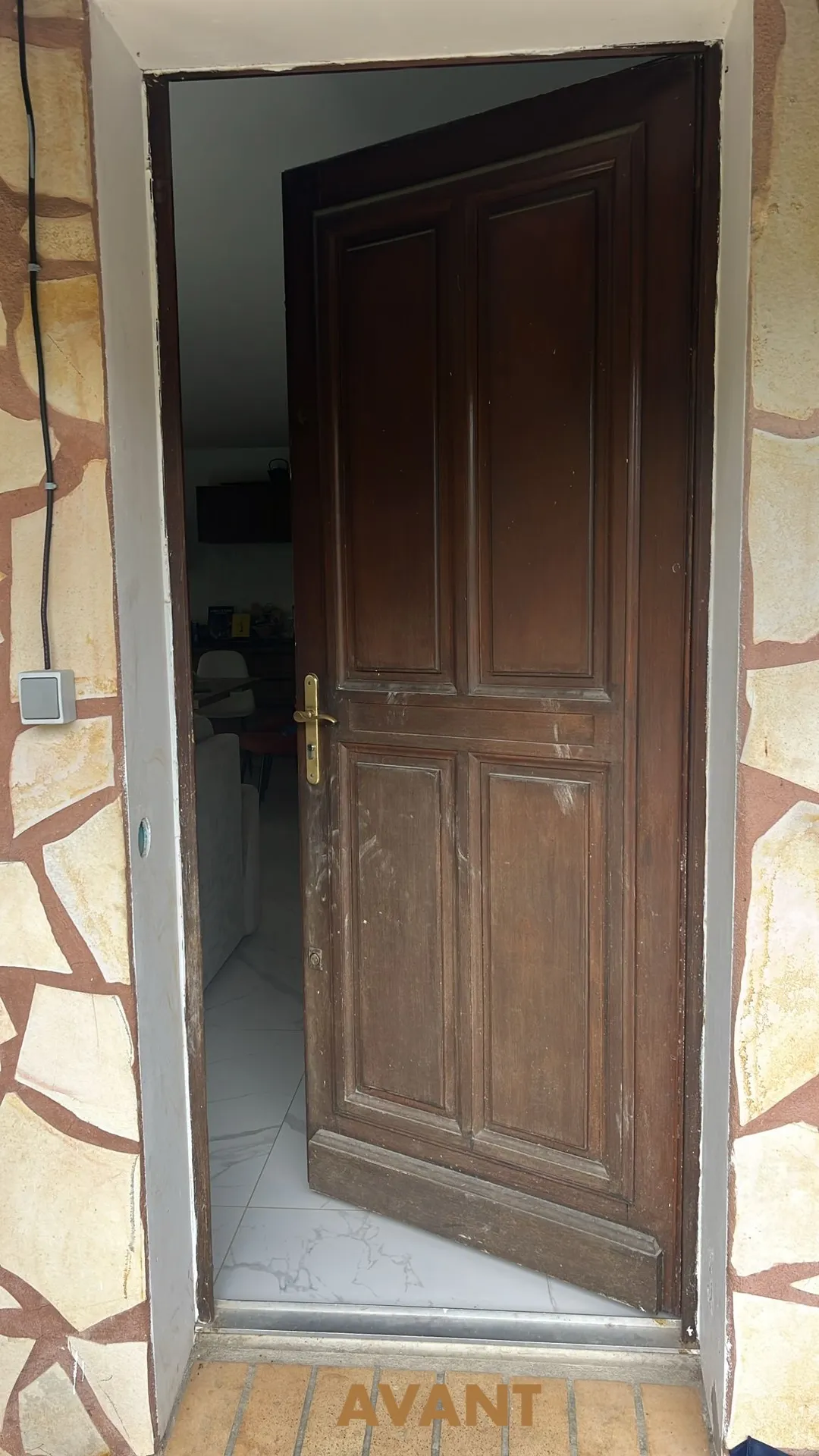 Porte d'entrée en BOIS ouverte avant l'installation