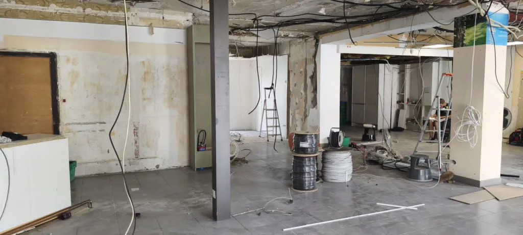 Pose de revêtement LVT Gerflor avec ragréage fibré rapide et création d’allée décorative près de Nevers