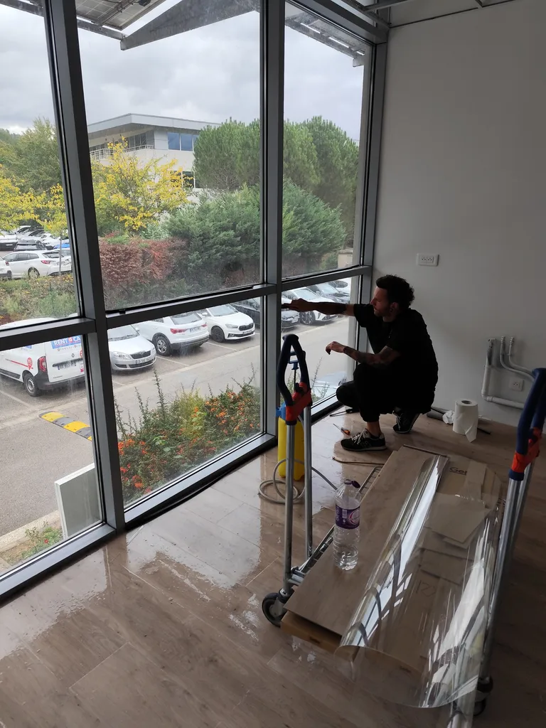 Film de sécurité anti intrusion 100 microns transparent anti déflagration M1 pour vitrine magasins ou sites pétrolifères sensible .