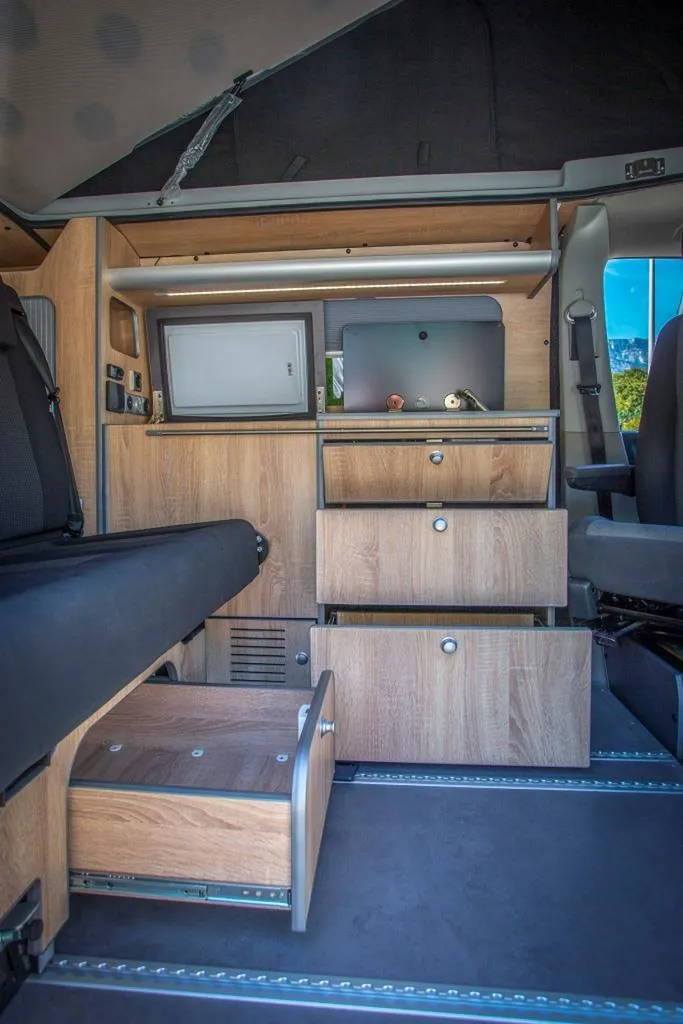 Aménagement intérieur d'un Van VW T6 Court à Annecy : transformation de van compact sur-mesure en Haute-Savoie