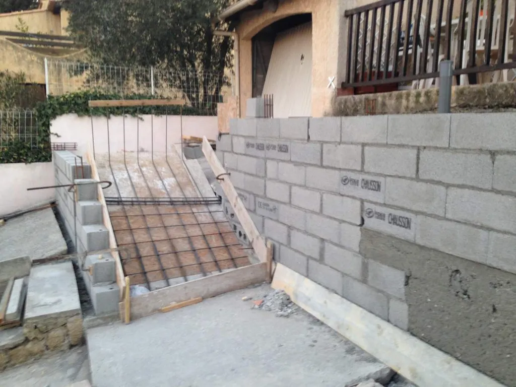 Agrandissement de la terrasse d'une maison individuelle à Salon de Provence - préparation volée d'escalier