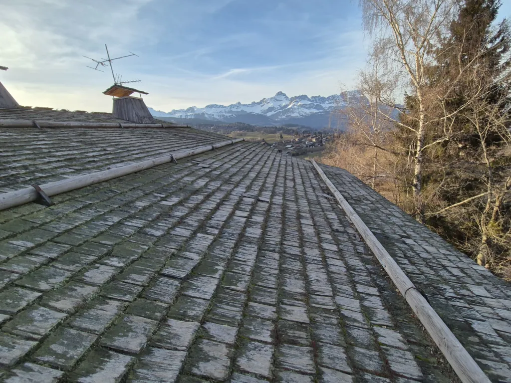 Réfection d’un toit tavaillon de 1990 et mise en place d’une couverture bac acier à Combloux près de Megève