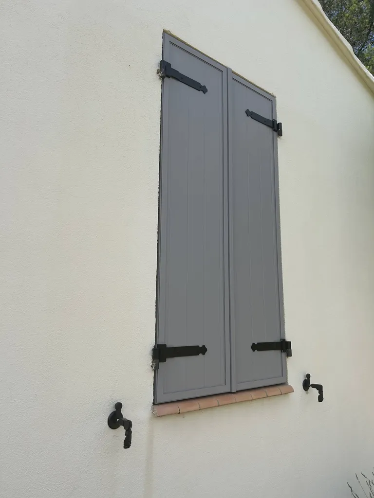 Installation de volets battants en aluminium dans le Luberon