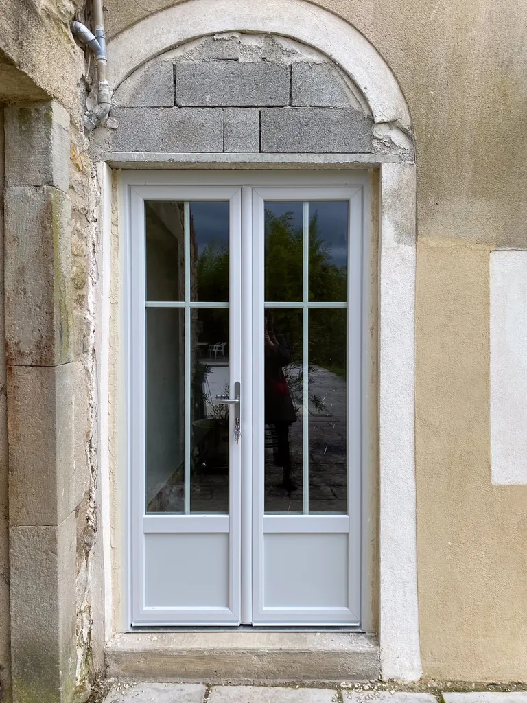 Modernisation d’une façade aux Vans, aux portes des Cévennes : l'efficacité du PVC pour un rendu sobre et durable