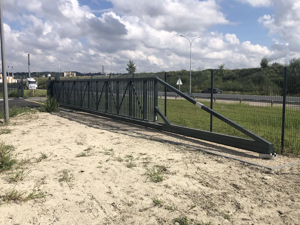 Installation de Portail coulissant autoportant motorisé, Clôtures de jardin et Aménagements d'entrées à Pont l'Évêque dans le Calvados 14 et ses communes limitrophes de Normandie