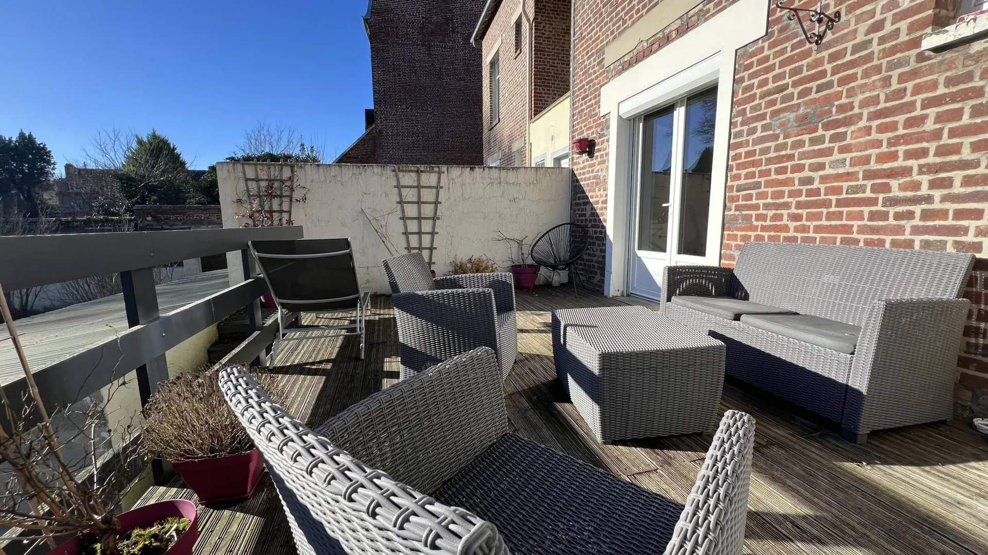 Charmante maison de ville 120m² avec 5 chambres, bureau, garage, terrasse, jardin clos 260m² et sous-sol complet, emplacement recherché centre-ville de Eu 76260.