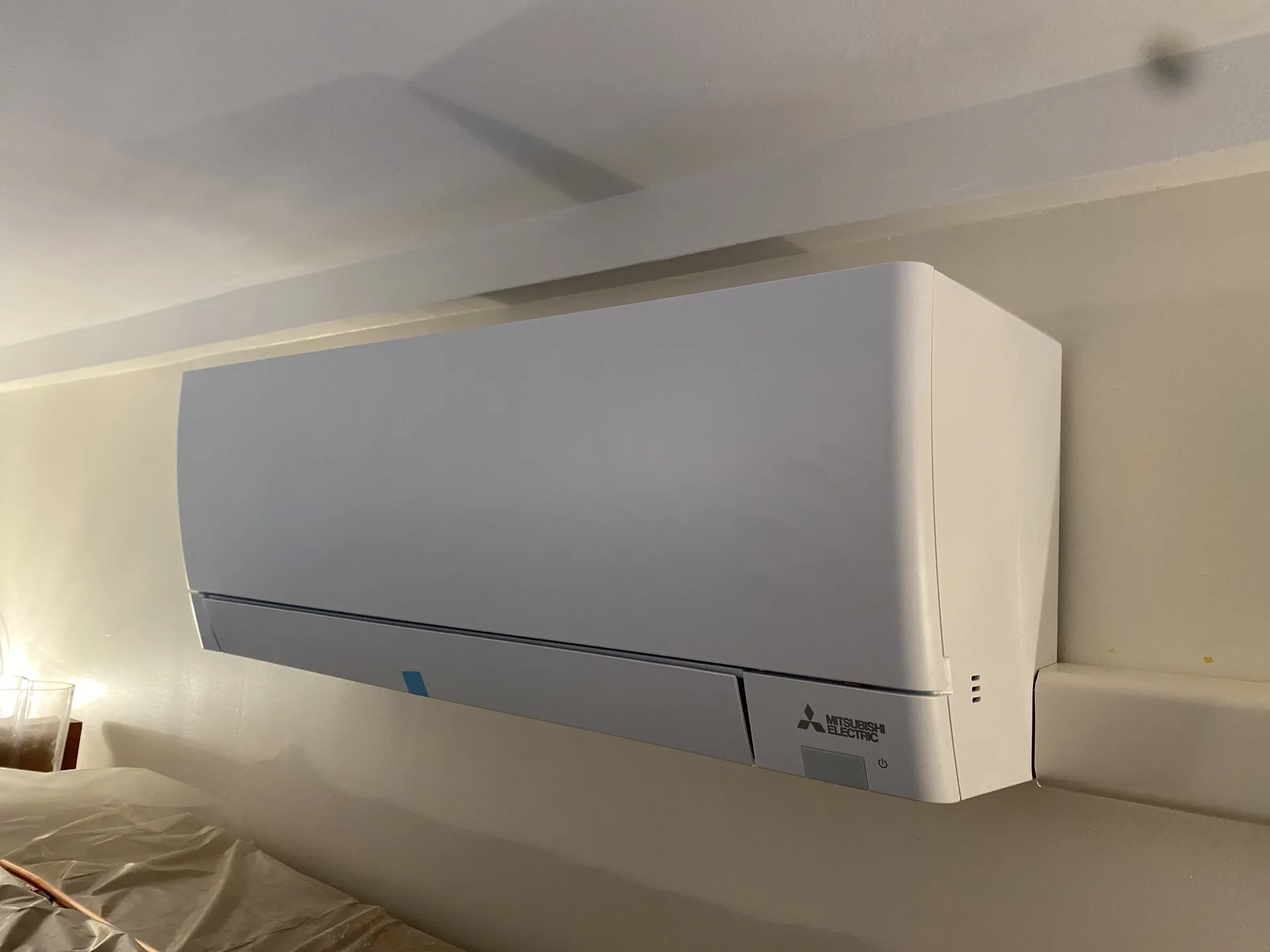 Installation par PROXICLIM d'une climatisation réversible Mitsubishi Electric MSZ-AY25VGK dans une maison sur Aix-en-Provence 