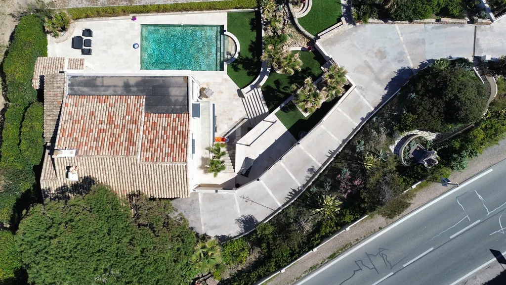 Magnifique villa en bord de mer – Située directement sur la plage, à Saint-Aygulf