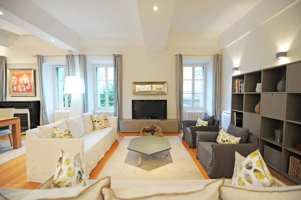 Avignon intra muros, rare appartement de standing, spacieux et lumineux, au premier étage d'un immeuble élégant en pierres de taille   