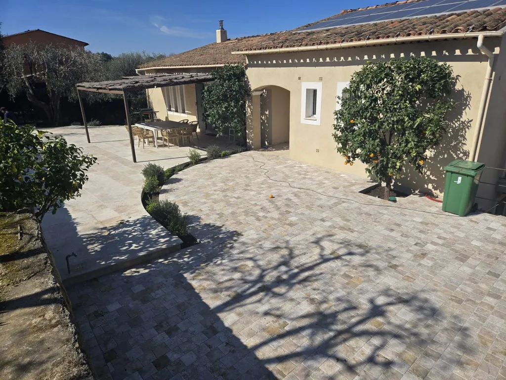 Terrasse en pavé travertin beige