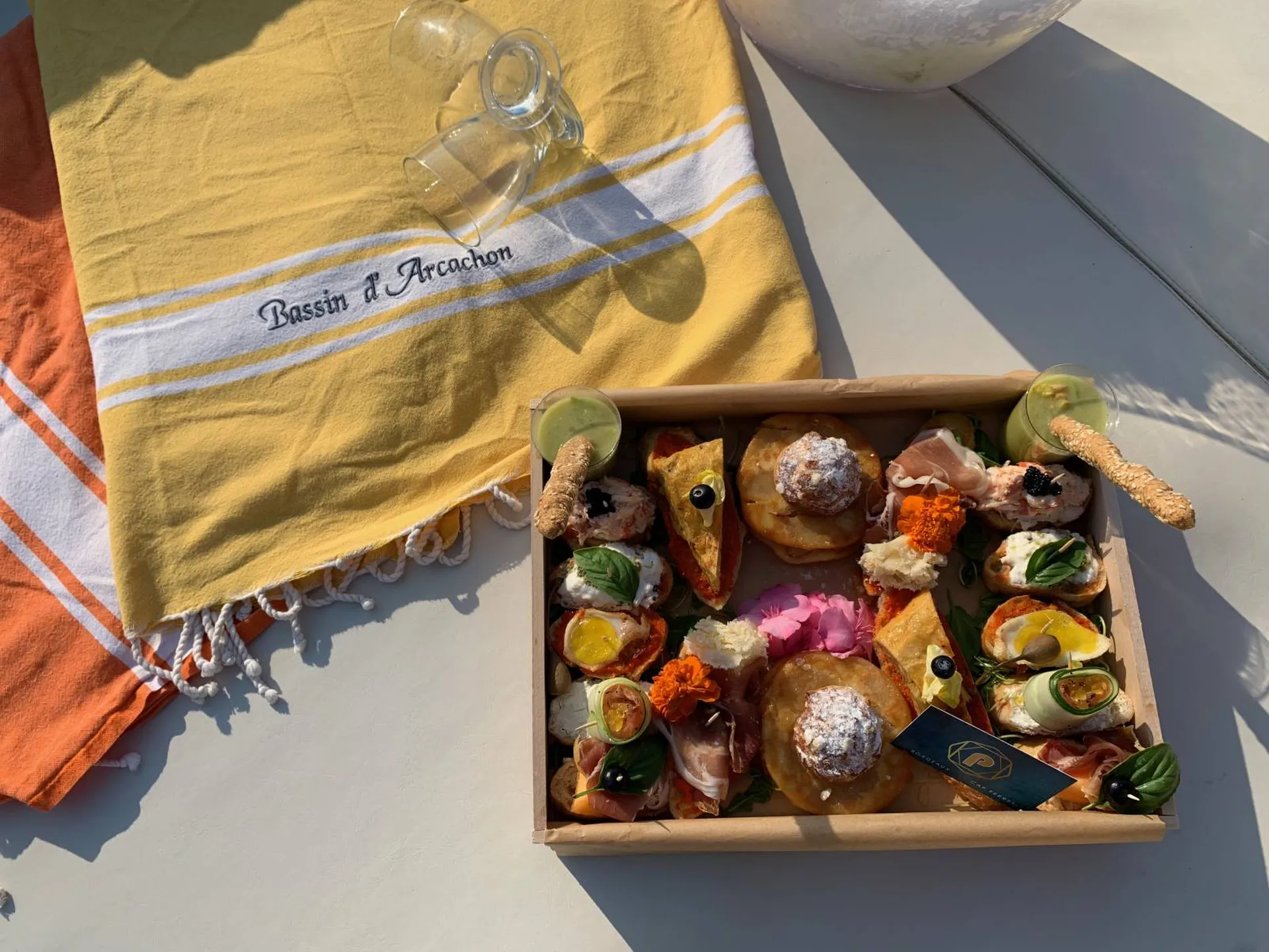 Service yacht séminaire avec Dégustation d'huîtres à bord pendant une balade en bateau au départ d'Andernos