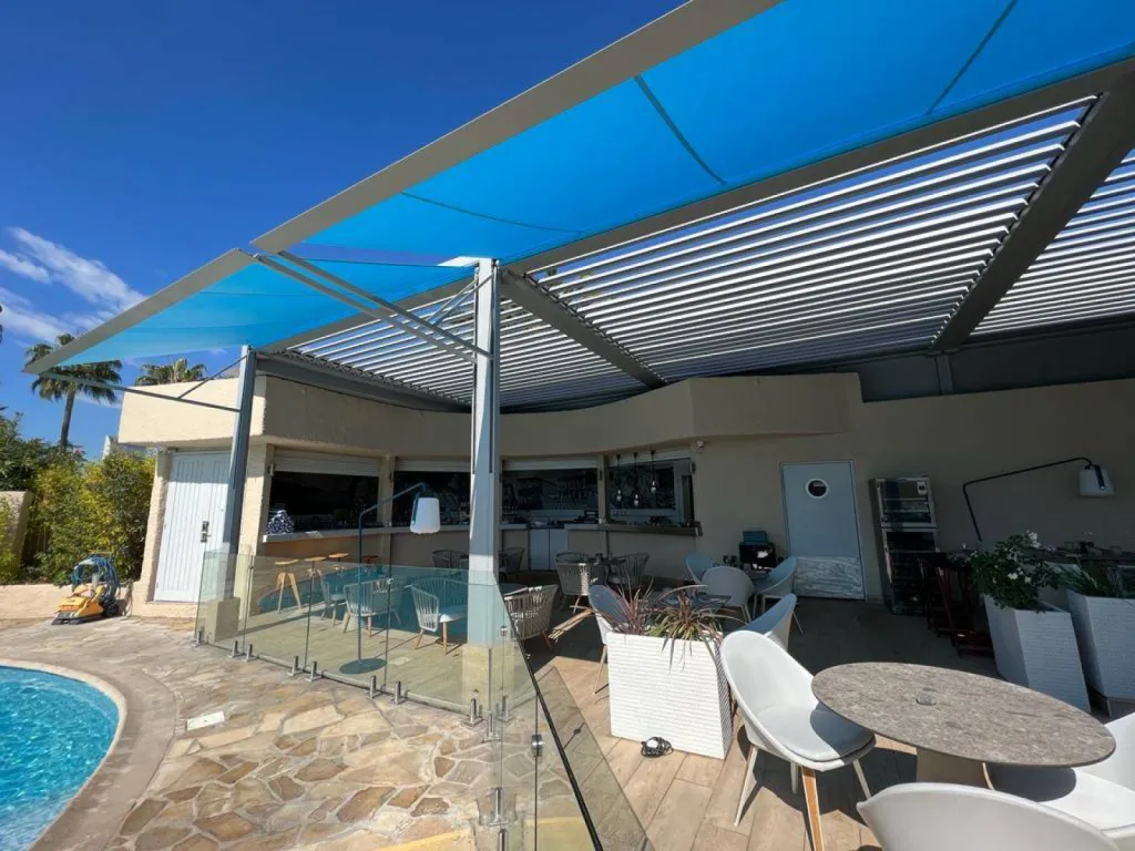Store a projection sur mesure intégré a une pergola à Antibes