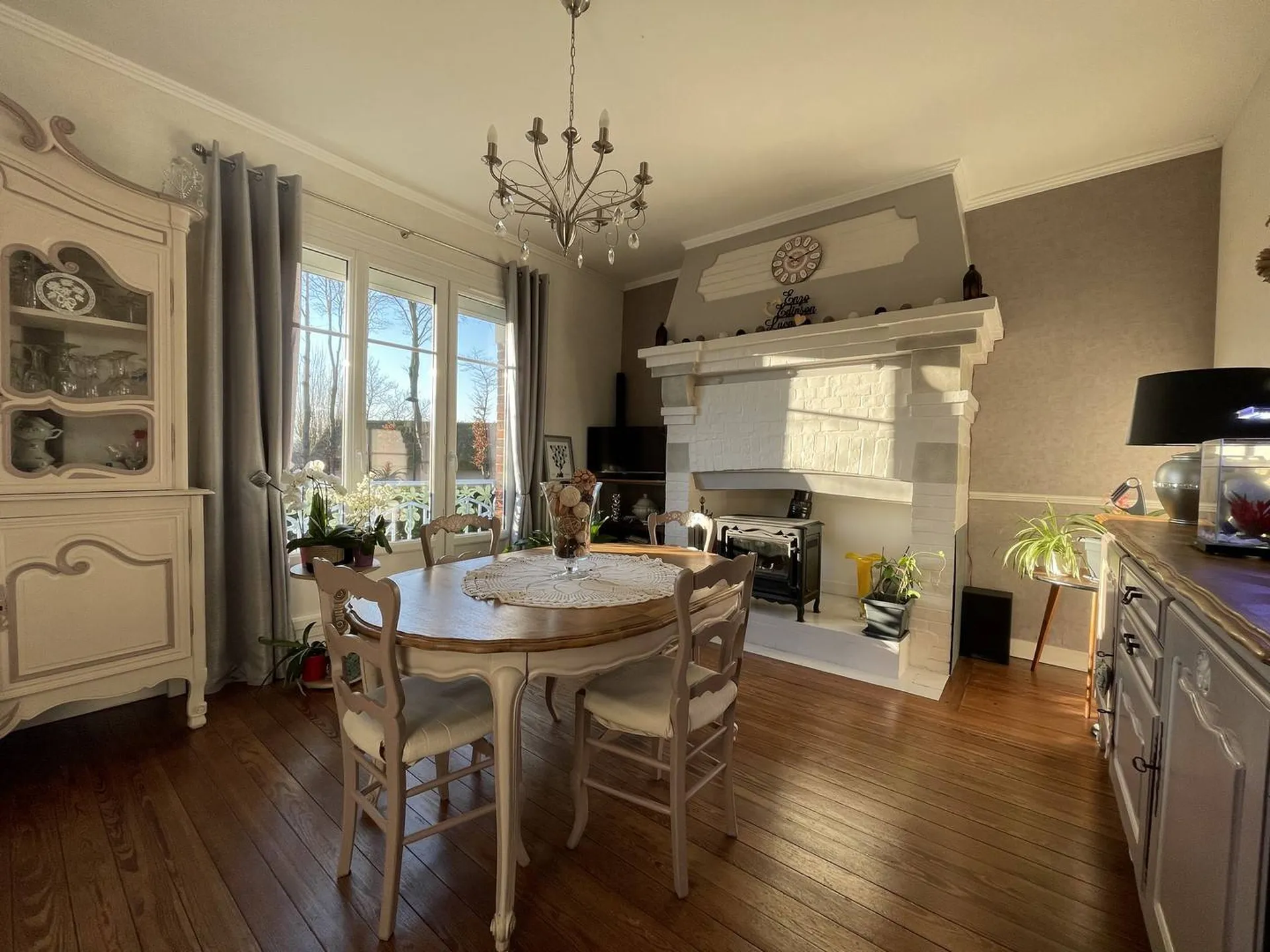 **Propriété à vendre** : Rez-de-chaussée avec salon, salle à manger, cuisine aménagée, chambre avec salle d’eau et WC, séjour avec cheminée d’époque, et atelier en mezzanine.