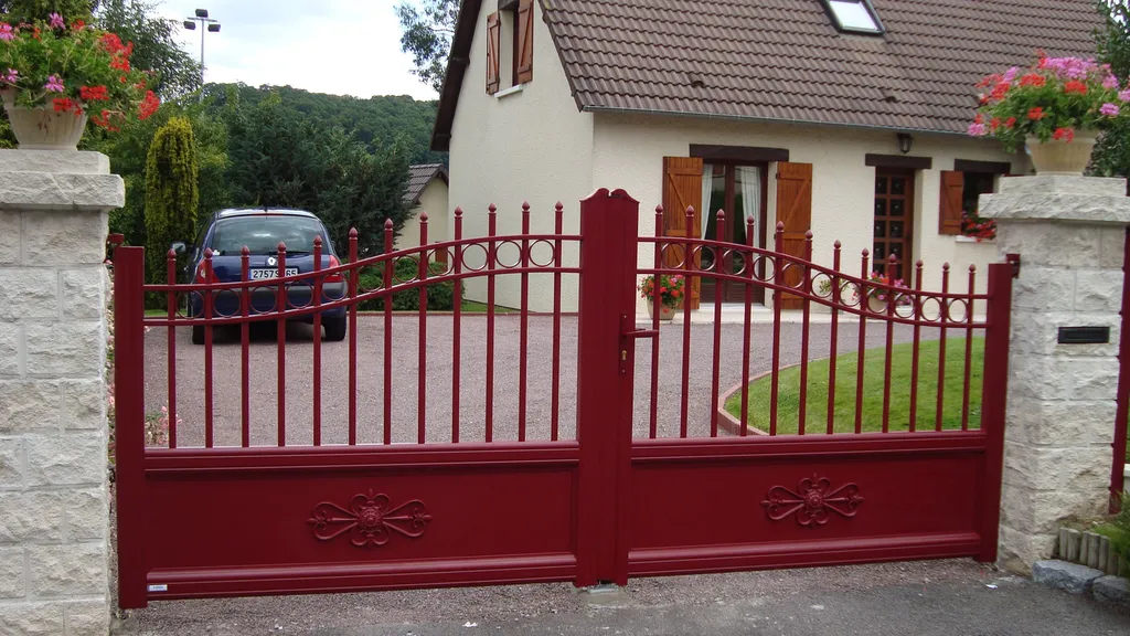 Pose de Portail Battant Rétro Sur-Mesure, Portail Motorisé en Acier et Aluminium au Havre en Seine-Maritime 76
