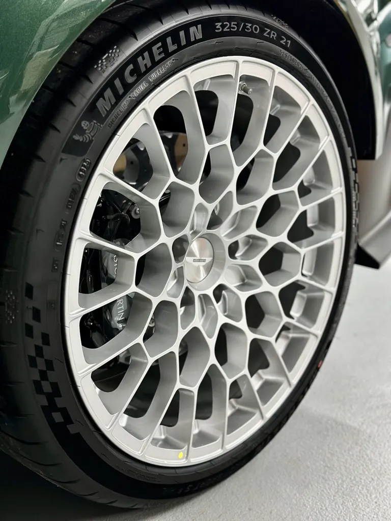 Traitement céramique Lyon protection carosserie Aston Martin Valour 