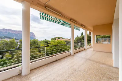 Appartement T3/4 Cassis avec garage, chambre de service et spacieuse terrasse vue mer dans résidence de standing derrière le port 