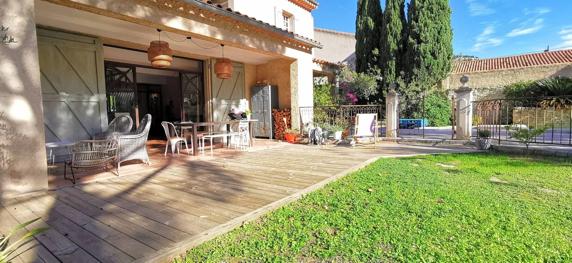 A vendre rez-de-villa T4/5 Cassis  avec terrasses, piscine et garage à 3 kms du port