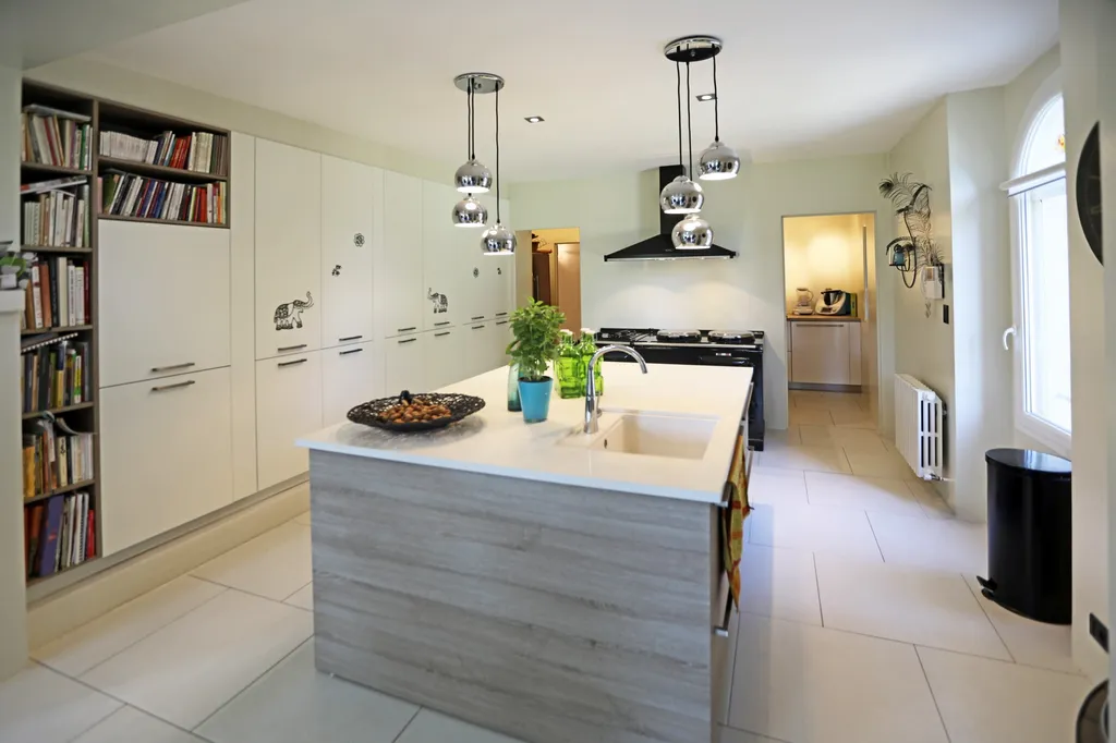 proche Avignon, bastide avec piscine et dépendances au coeur d'un superbe parc   