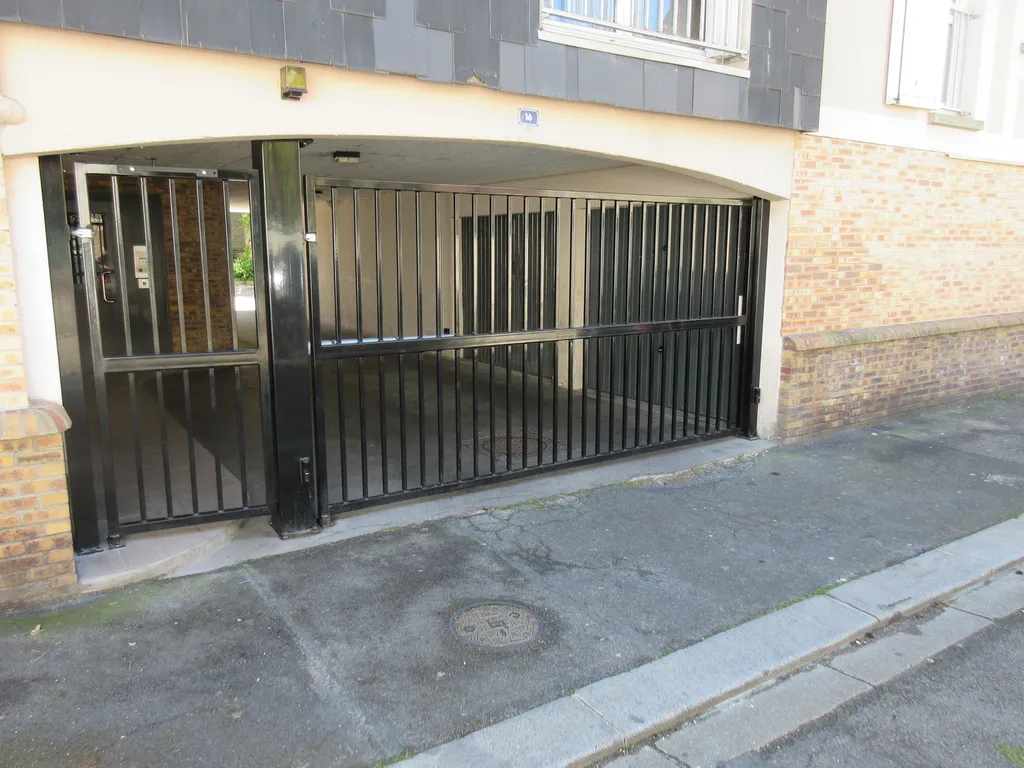 Installation de Portails Battants Motorisés pour Copropriété à Pont-l'Évêque dans le Calvados (14) à proximité de Deauville et Lisieux