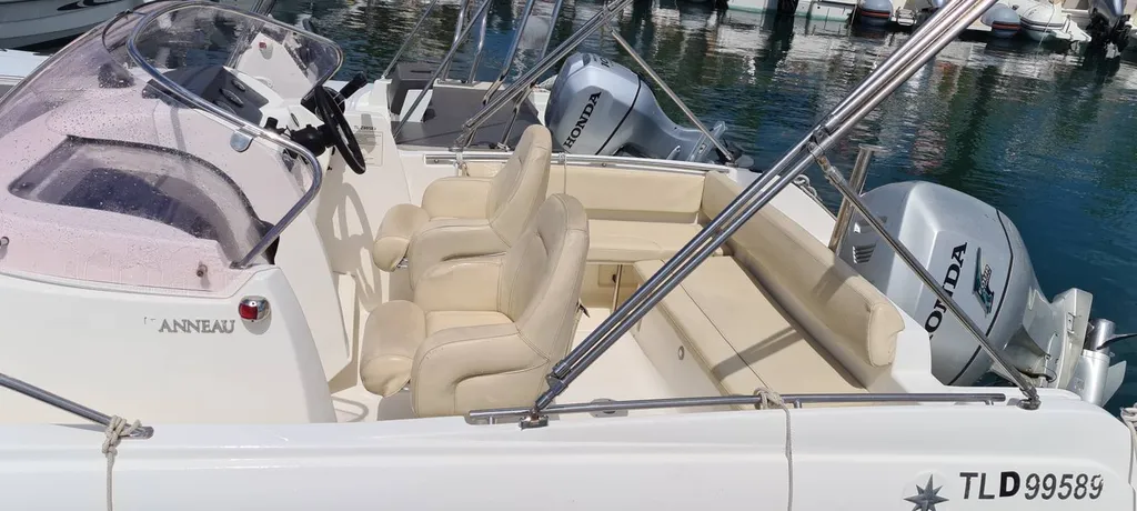 Location bateau à moteur avec cabine Cap Camarat 635 WA Bandol