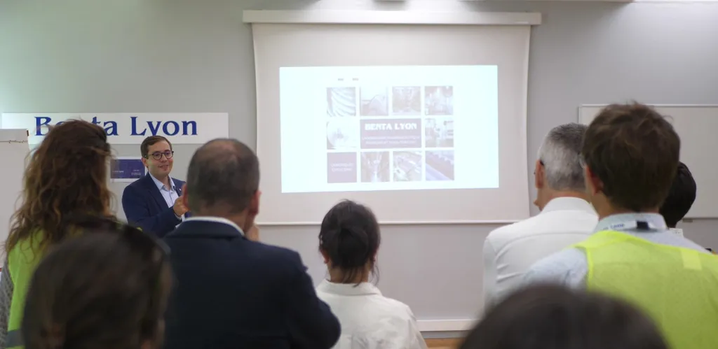 Damien Parisien, CEO Europe Benta, a reçu le Club de la Santé de Lyon pour une visite du laboratoire pharmaceutique