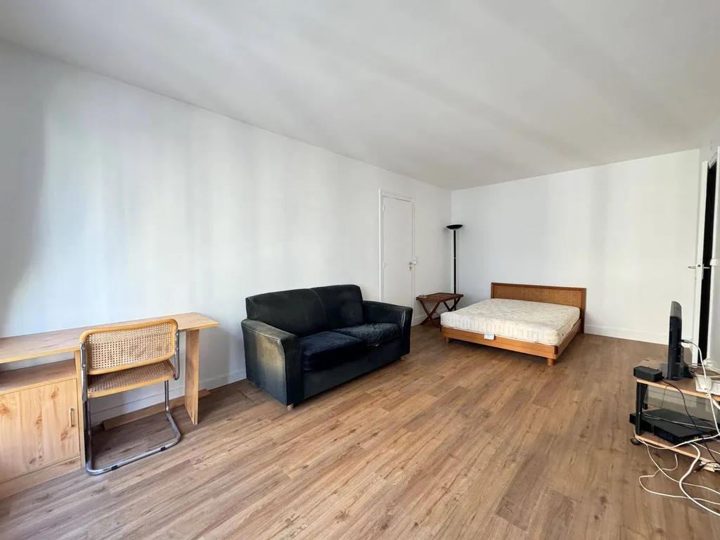 Grand studio avec balcon à vendre - Rue du Théâtre 75015
