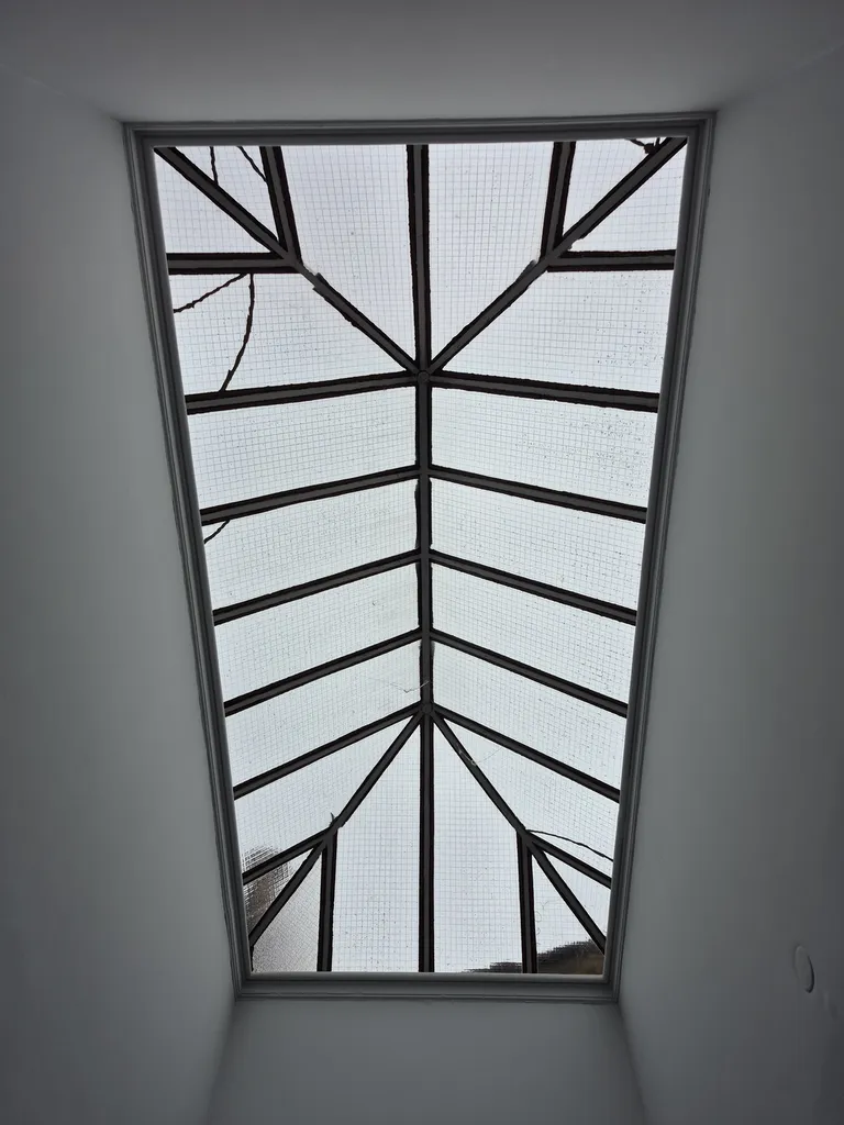 Verrière de toit endommagée avant intervention à Bordeaux