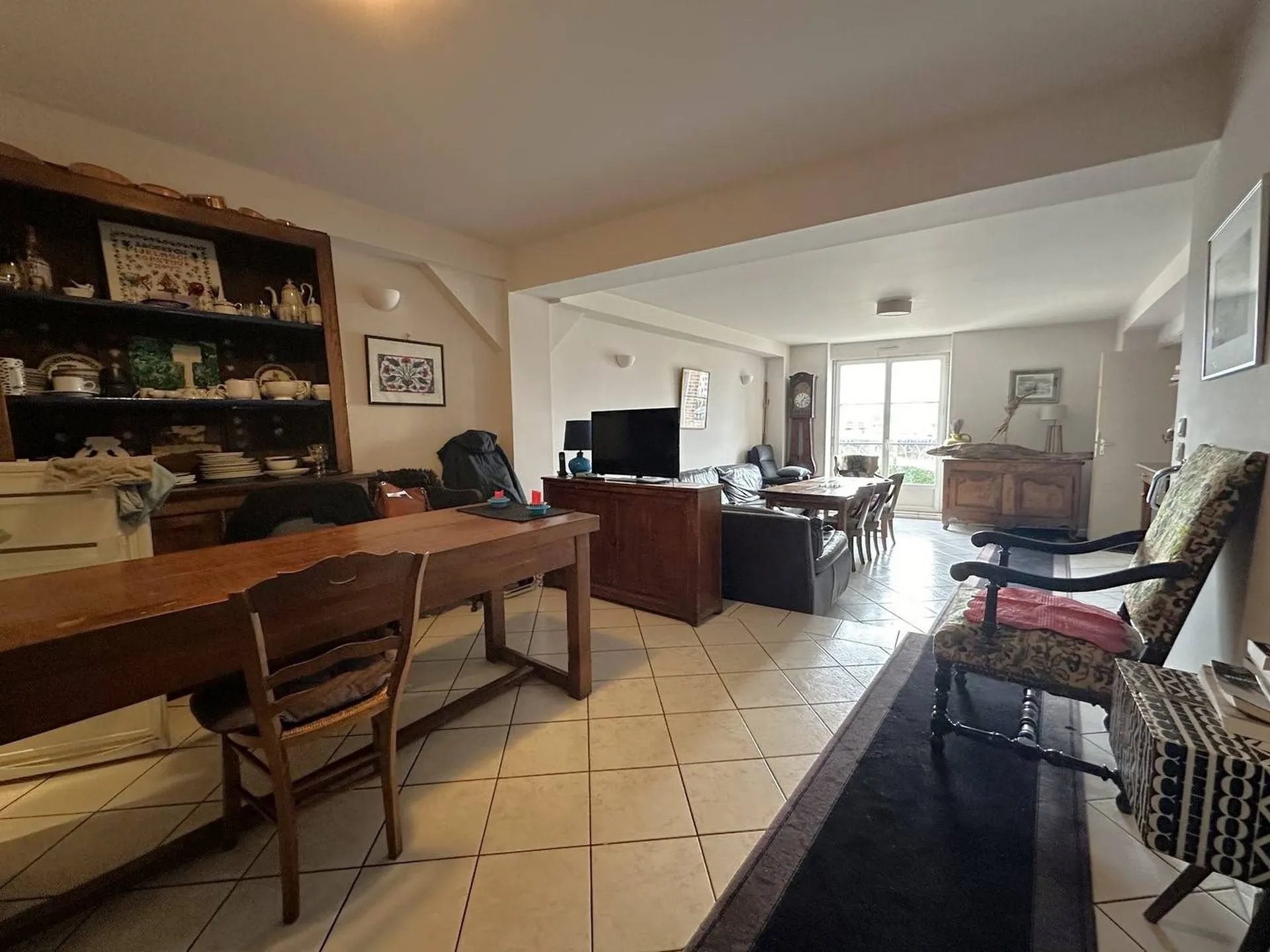 **Appartement avec ascenseur à vendre à Dieppe** : Premier étage d'une charmante copropriété, avec agencement ingénieux maximisant chaque mètre carré disponible, présenté par Terres Et Demeures De Normandie.