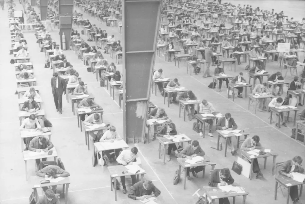 Epreuves du Baccalauréat Insa au Palais de la Mécanique de Lyon en 1964