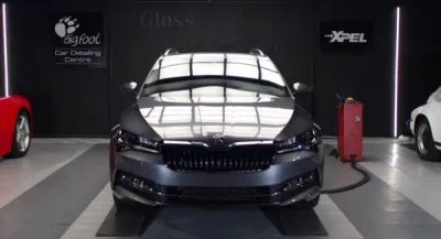 Traitement céramique carrosserie sur cette Skoda Superbe, véhicule neuf protégé dès sa sortie de concession à Vannes