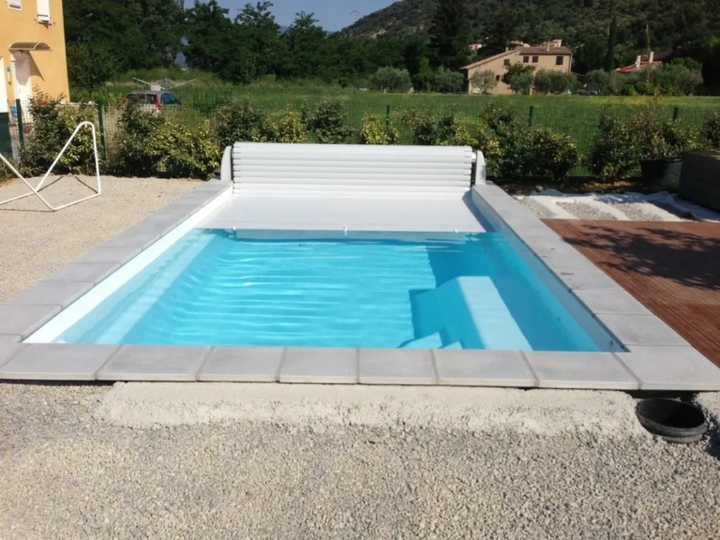 Pisciniste et expert en piscines coque avec volet immergé ou volet hors sol à Cestas et ses environs