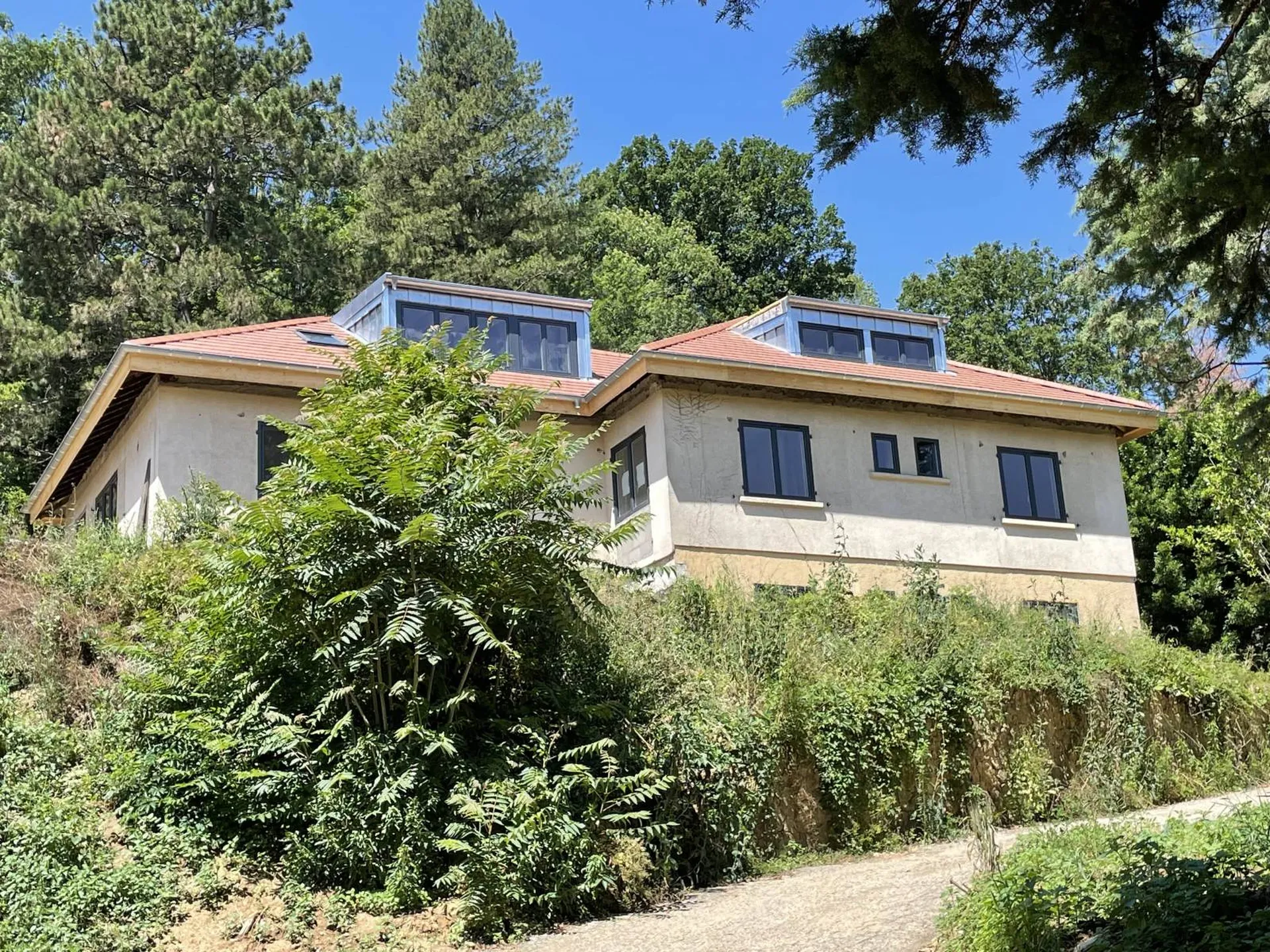 Exemple d’agrandissement de maison avec rénovation complète de toiture réalisé à Saint-Didier-au-Mont-d'Or près d’Écully dans les Monts d’Or, dans l’Ouest lyonnais (Rhône – 69).