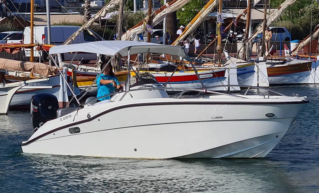 Location bateau à moteur coque open à bandol