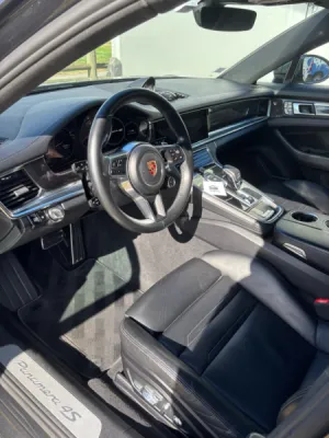 Nettoyage intérieur en profondeur Porsche Panamera 4s à Feurs : entretien professionnel des cuirs, tissus et surfaces pour un habitacle éclatant et raffiné.