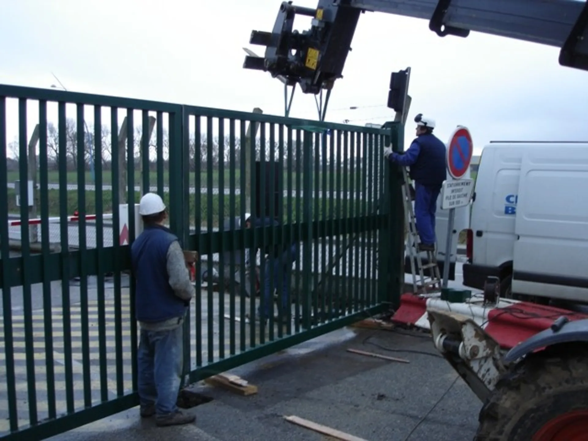 Réparation de portail industriel sur site en Normandie