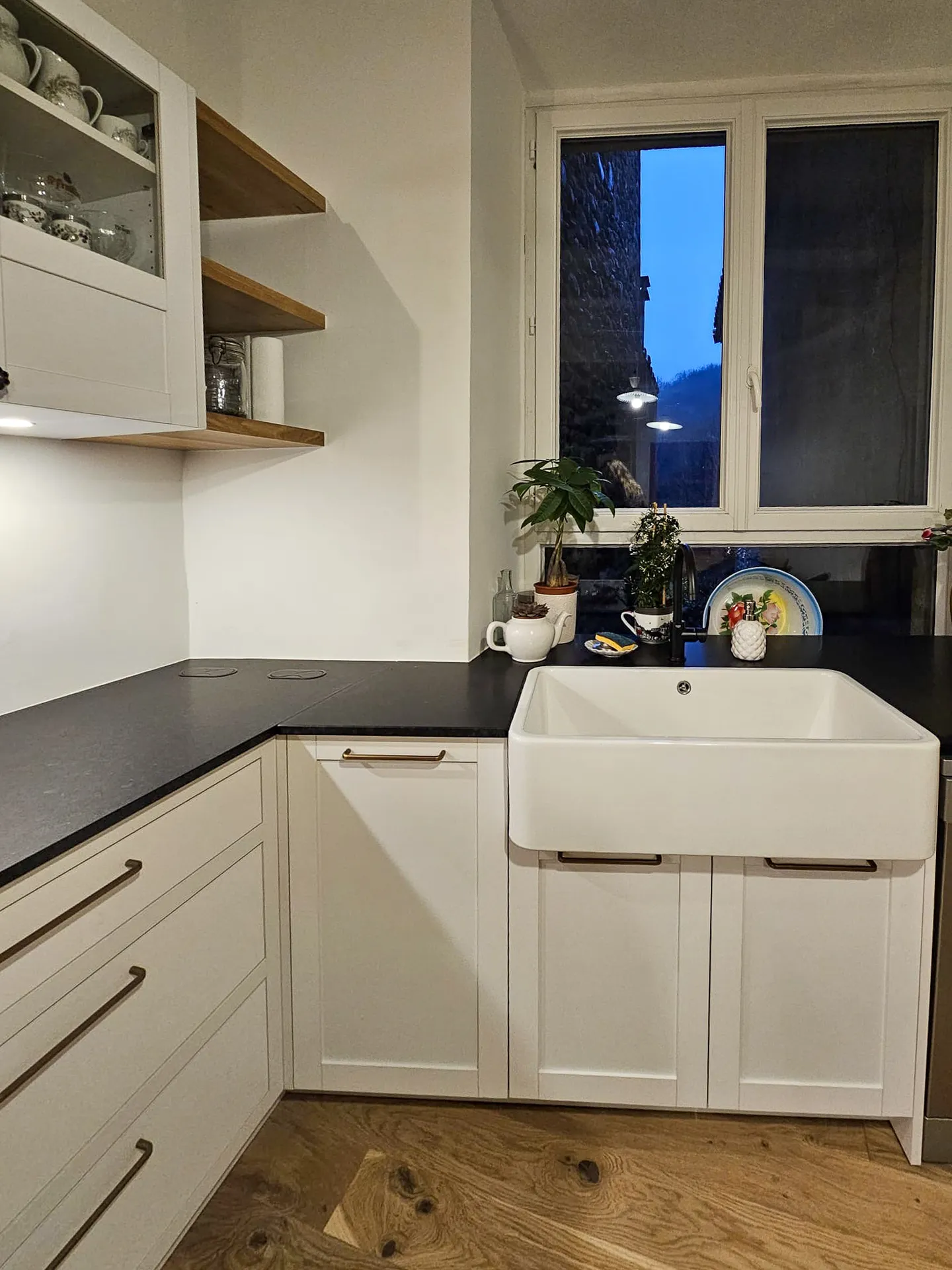 Cuisine sur mesure blanche et chêne à Vogüé : agencement en L, évier timbre d’office et finitions soignées