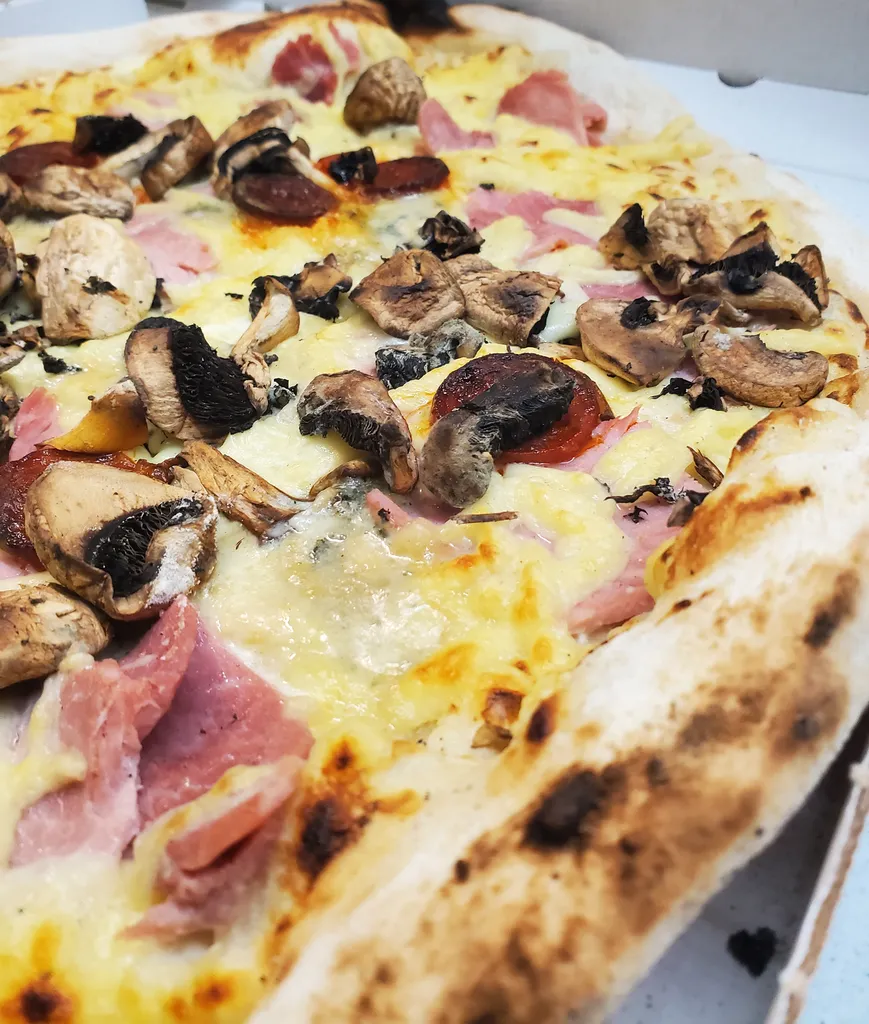 Pizza Spéciale au roquefort, jambon et chorizo dans la meilleure  pizzeria Salon
