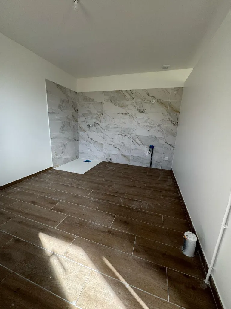 Peinture, enduit maison neuve finition veloutée avec murs de décoration près du Neubourg